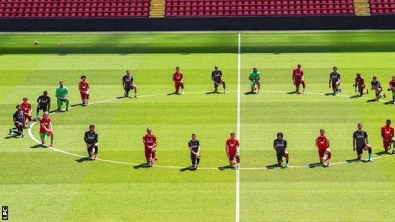 Fotbaliștii de la Liverpool au îngenuncheat pe stadionul Anfield în semn de suport, după ce afro-americanul George Floyd a fost ucis de un polițist din Minneapolis