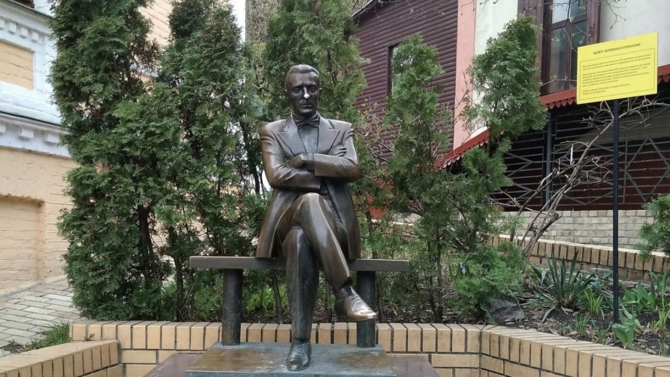 Statuia scriitorului rus Mihail Bulgakov, pusă la pământ la Kiev: Autoritățile ucrainene o consideră un „simbol al politicii imperiale ruse”