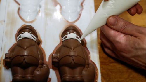 Un cofetar din Ungaria îl creează pe Moș Crăciun cu masca de protecție