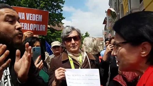 VIDEO Ecaterina Andronescu, întrebată de protestatarii sibieni: Ce părere aveți că în România anului 2019 sunt copii care mor înecați în rahat? / Senator PSD: Rahatul e al vostru, nu-i al nostru