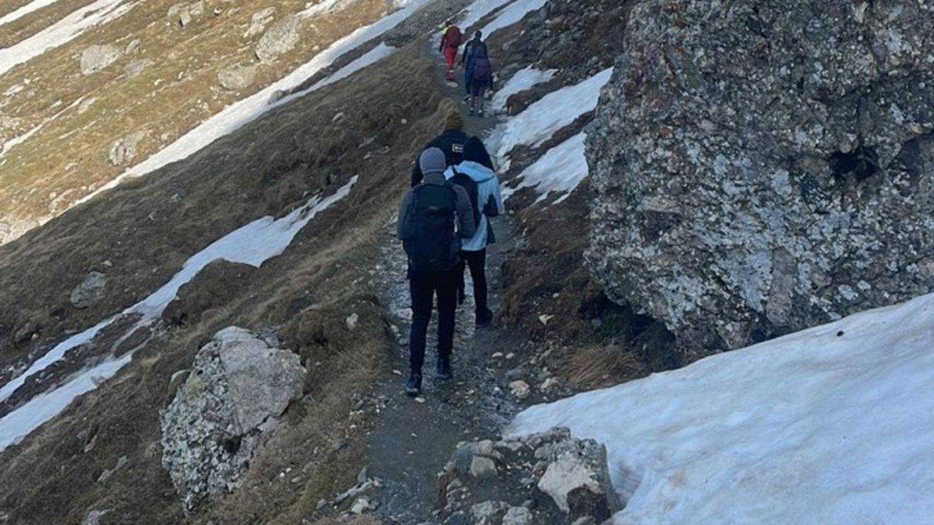 Cinci turişti au rămas blocaţi pe zăpadă în Cerdacul Văii Cerbului, pe traseul spre Vârful Omu