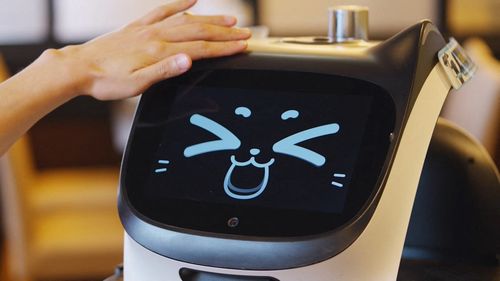 Restaurantele japoneze folosesc roboți cu urechi de pisici