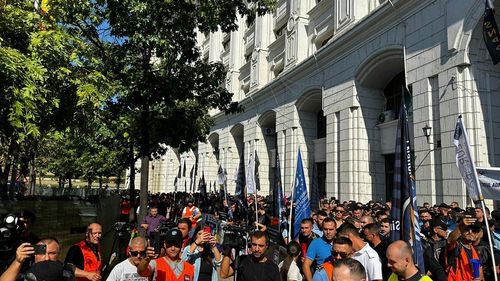 Federaţia Naţională a Sindicatelor din Administraţie reclamă că şeful cancelariei prim-ministrului răspunde protestelor cu „metode de represiune totalitară”: „A transmis «ordin pe unitate» de iniţiere a restructurării personalului din fiecare departament cu 30%