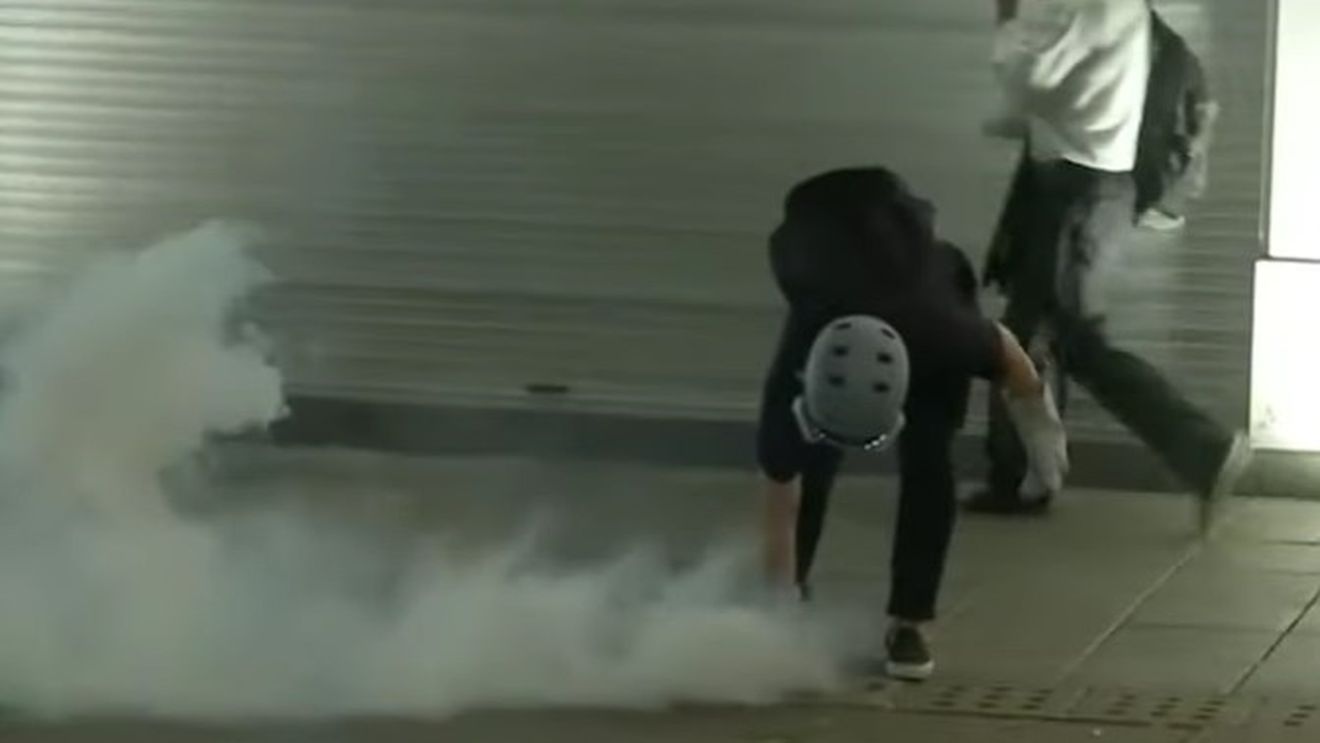 Poliția din Hong Kong a tras cu gaze lacrimogene în manifestanții mascați