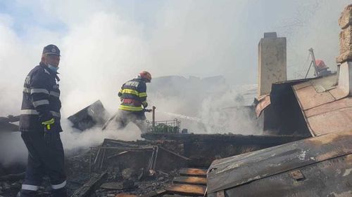 VIDEO Incendiu puternic la şapte locuinţe şi anexe ale acestora, în municipiul Bârlad. Trei persoane au suferit atacuri de panică/ Focul a fost stins după cinci ore/ Zece persoane, cazate la internatul unui liceu