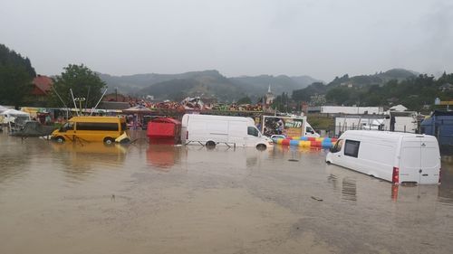 Inundațiile au oprit un Festival de Folclor în județul Alba și au afectat logistica organizatorilor / Apă de un metru pe terenul unde se ținea spectacolul