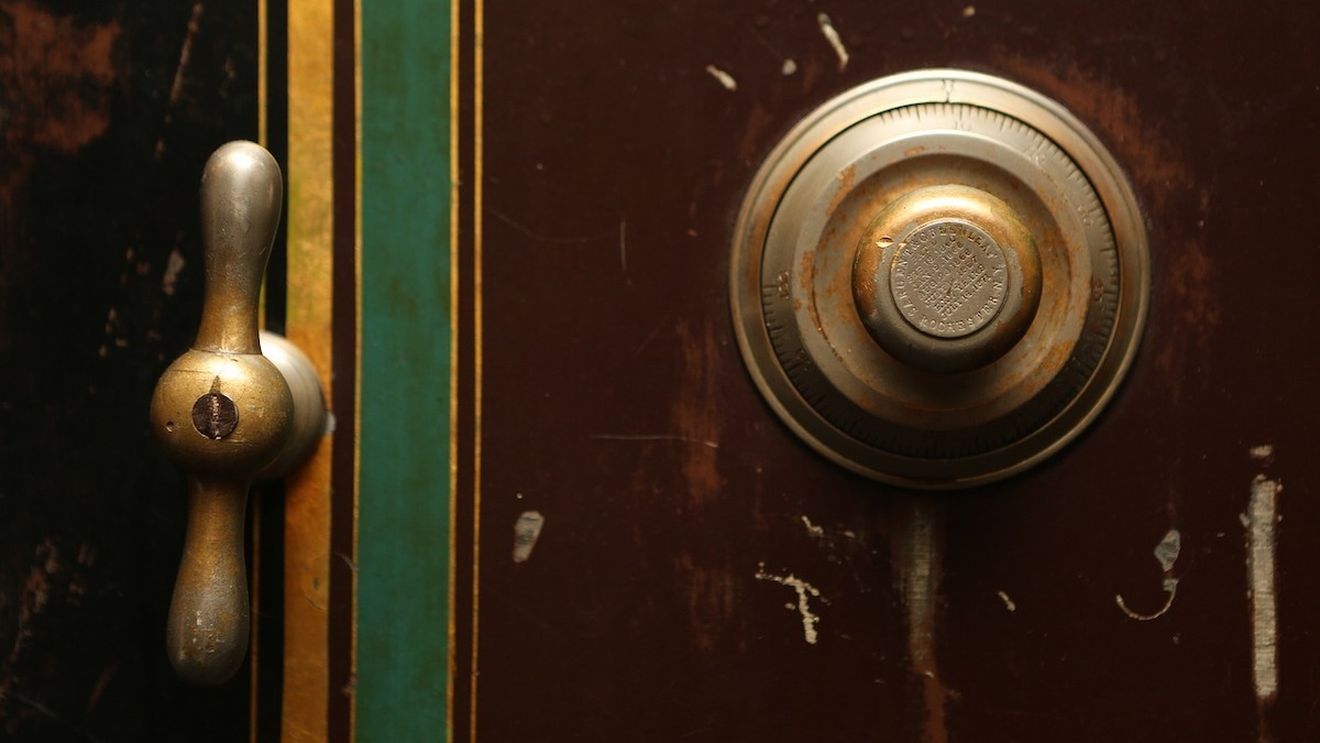 Trei bărbaţi, reţinuţi în București pentru furtul unui seif cu valori de aproximativ 20.000 de euro / Furtul s-ar fi efectuat în aprilie, într-o locuință din Sectorul 2