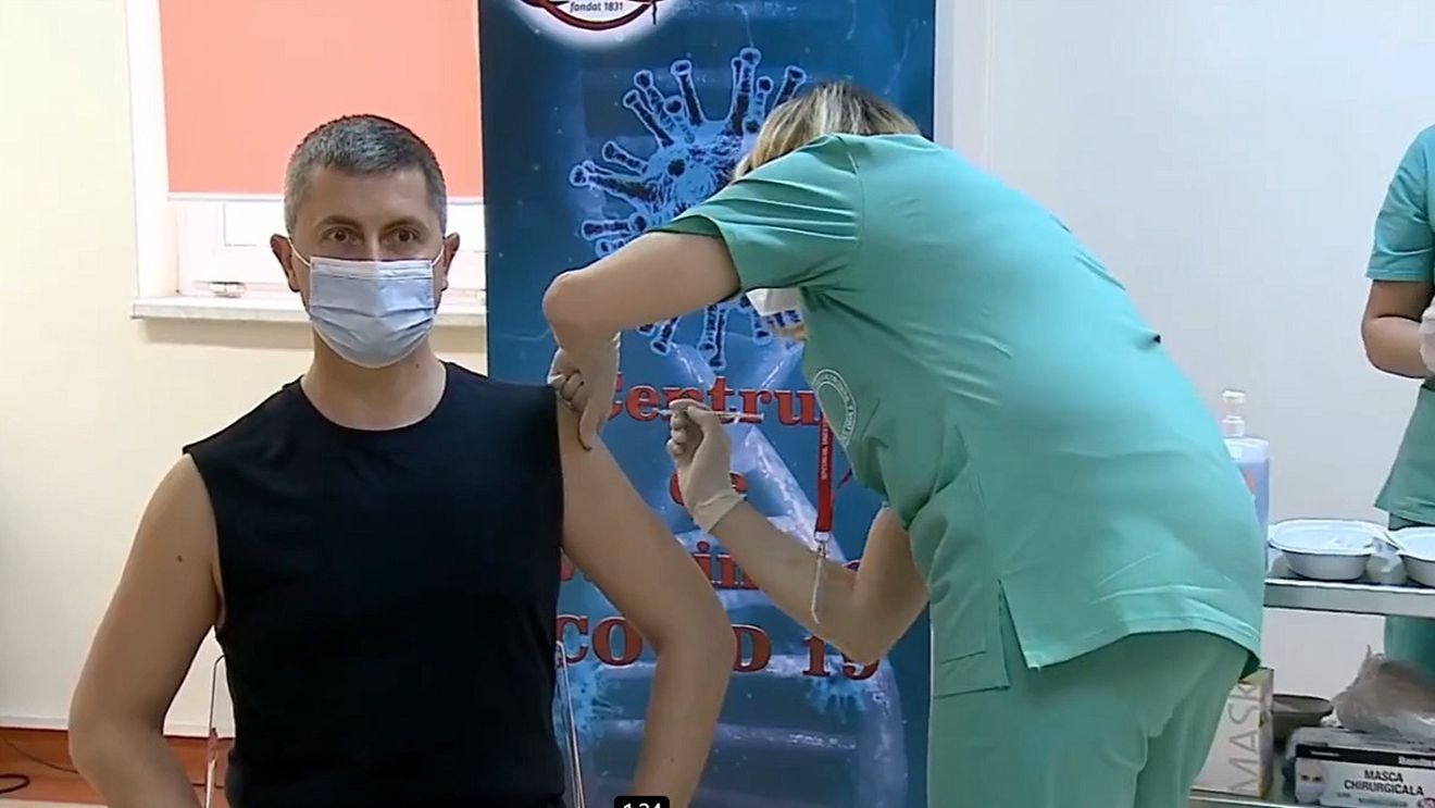 VIDEO Vicepremierii şi miniştrii Guvernului Cîţu se vaccinează la spitalul militar din București
