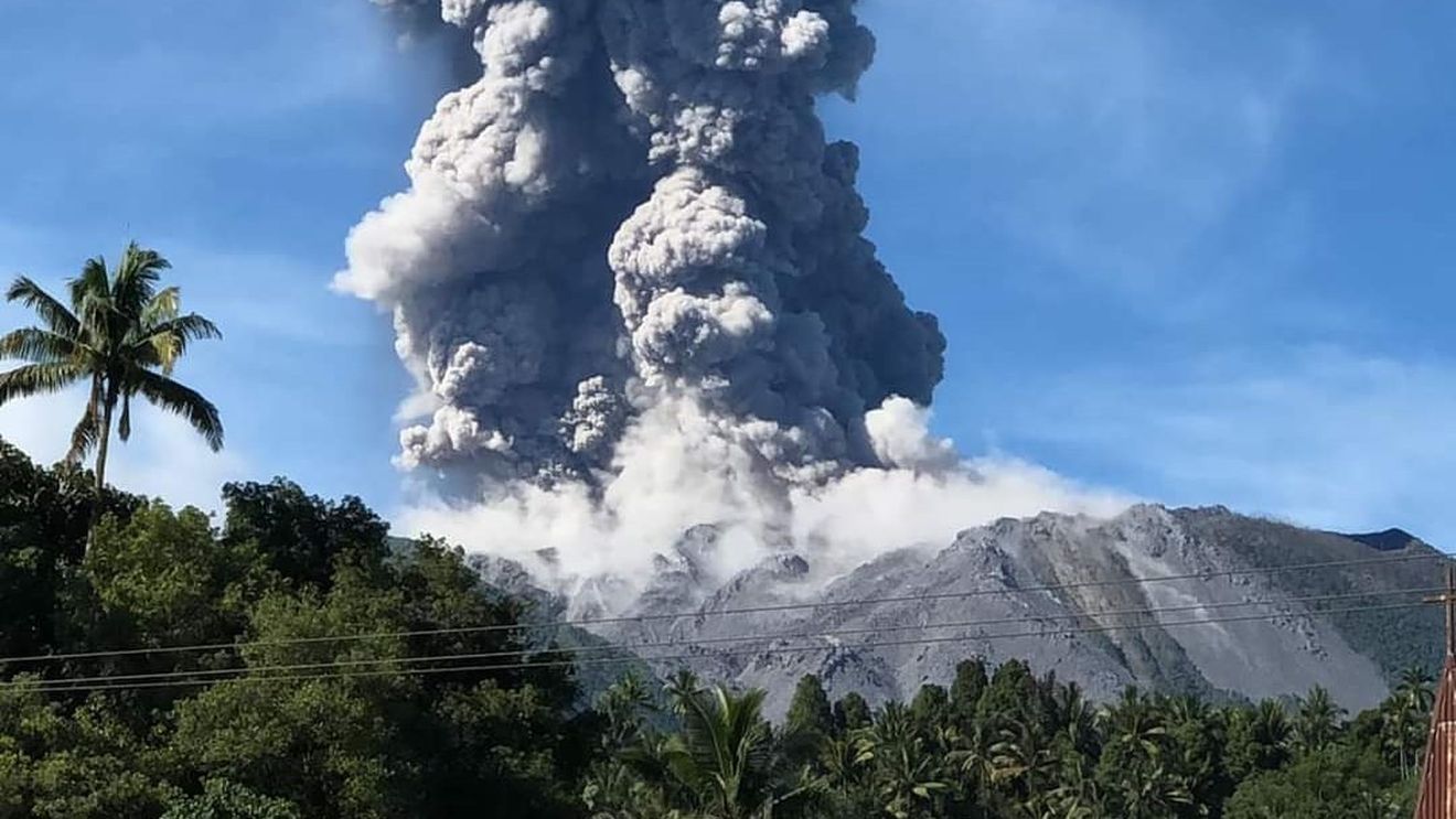 Vulcanul Ibu din Indonezia a erupt de cel puţin 1.000 de ori în această lună