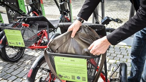 Tricicletele pentru seniori și persoane cu dizabilități mai pot fi închiriate în Sibiu doar în prezența reprezentanților primăriei / Acestea au fost distruse în primele zile de când au fost date în folosință