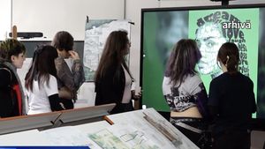 Liceul de Artă din Deva primeşte o clasă în plus, după un protest al părinţilor
