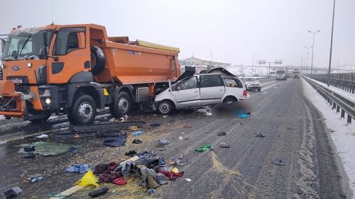 FOTO: 3 persoane au decedat într-un accident produs pe A1 Sebeș-Sibiu. Un autoturism și un utilaj de deszăpezire s-au lovit în trafic