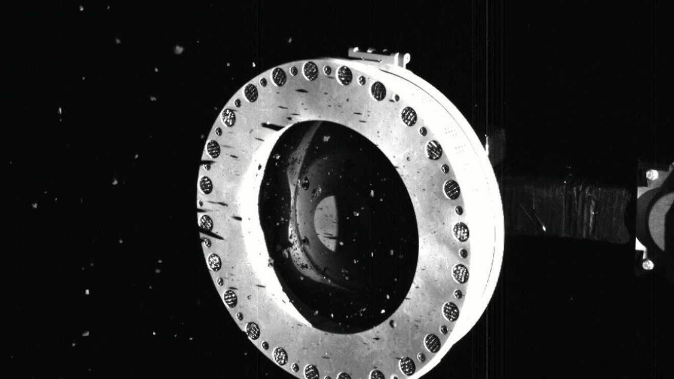 VIDEO Victimă a propriului succes: Nava spaţială OSIRIS-REx a NASA a adunat atât de multe bucăţi dintr-un asteroid că acum nu mai poate închide trapa şi riscă să le piardă