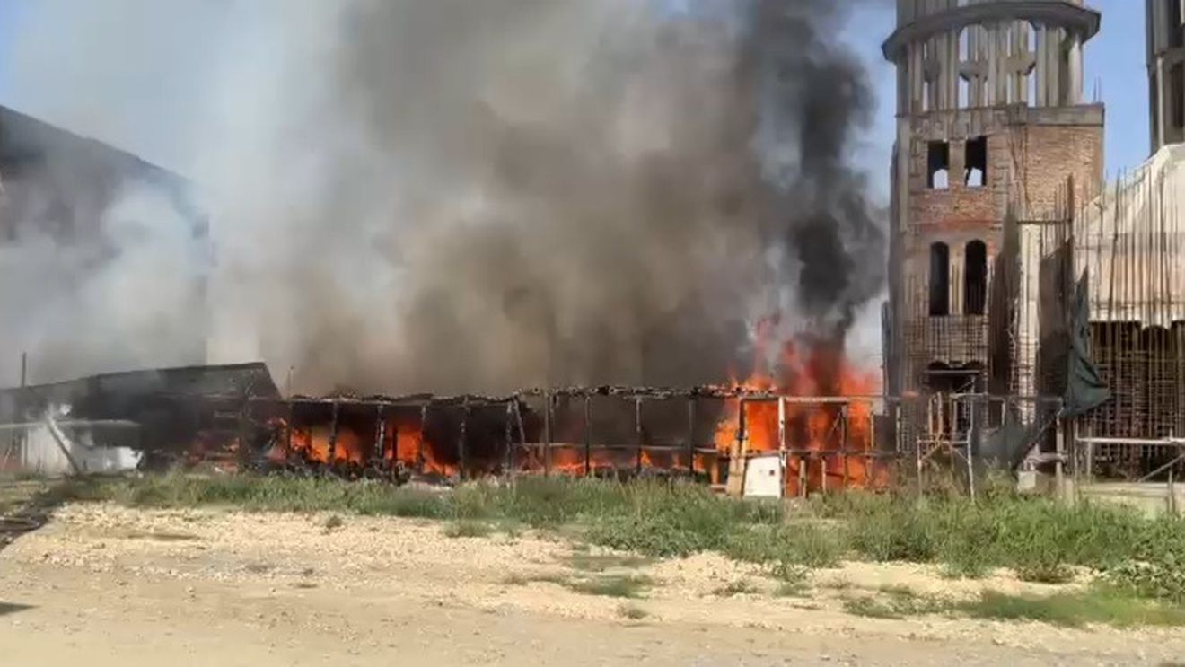 Incendiu la o biserică din Constanţa / 11 apartamente din blocul alăturat au fost afectate de incendiu