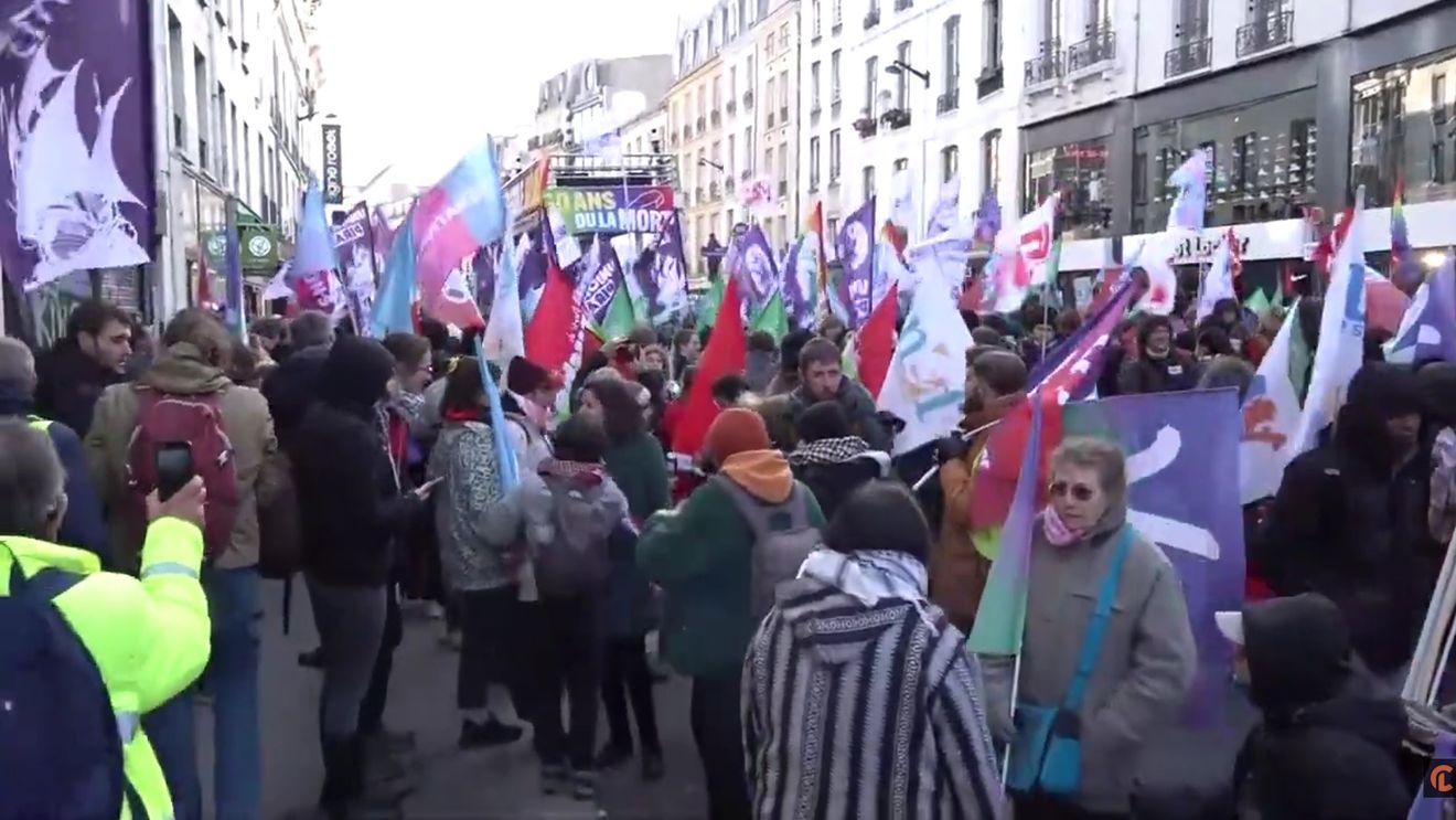 VIDEO Mii de persoane au defilat la Paris, pe o vreme friguroasă, împotriva reformei pensiilor