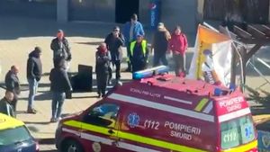 O femeie de 82 de ani din Gura Humorului a ajuns la spital semiconștientă după ce a fost lovită de un cort electoral al partidului extremist AUR luat de vânt