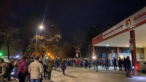 Satu Mare: Sute de persoane au ieșit să protesteze în fața Spitalului Județean de Urgență, după moartea unei eleve de 15 ani