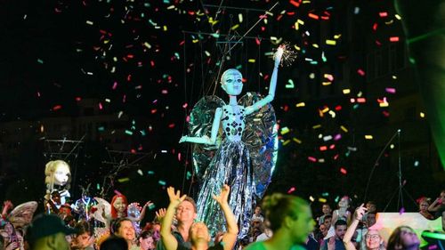 Zeci de mii de craioveni au ieșit vineri seara în stradă la parada păpușilor gigant / Festivalul Puppets Occupy Street se derulează în Craiova până 28 august