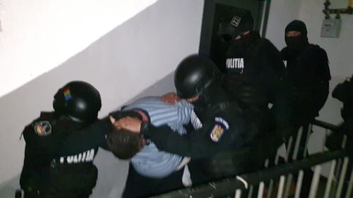 VIDEO Un bărbat din Botoșani, cunoscut cu probleme psihice, și-a sechestrat soția în apartament. Polițiștii și jandarmii au intrat cu forța în locuință și l-au dus la spital