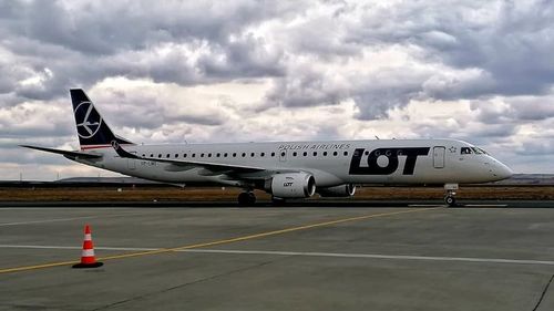 Compania aeriană poloneză LOT operează pentru prima dată curse de pe Aeroportul Iaşi, pentru a veni în sprijinul persoanelor ce sosesc din Republica Moldova şi Ucraina