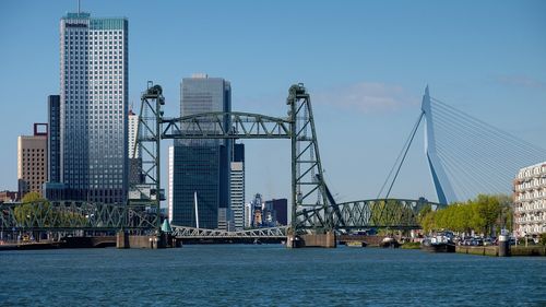 Die Welt: Spaţiul Schengen are cu totul alte probleme decât România şi Bulgaria / Cea mai importantă poartă de acces, Grecia, aparţine de multă vreme spaţiului Schengen / În privinţa mafiei, trebuie să ne gândim mai degrabă la Neapole şi Palermo / Contrabanda cu droguri în porturile din Rotterdam sau Antwerpen ar transforma întrega zonă balcanică într-o Elveţie înfloritoare