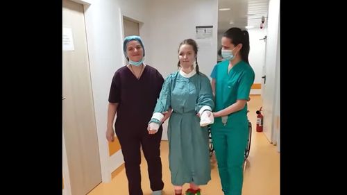 VIDEO Imagini emoționante cu Alexia, adolescenta căreia chirurgii au reușit să-i replanteze ambele brațe după o intervenție de 20 de ore