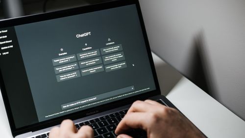 Inteligența artificială intră tot mai adânc în obiceiurile de cumpărare, chiar dacă neîncrederea persistă