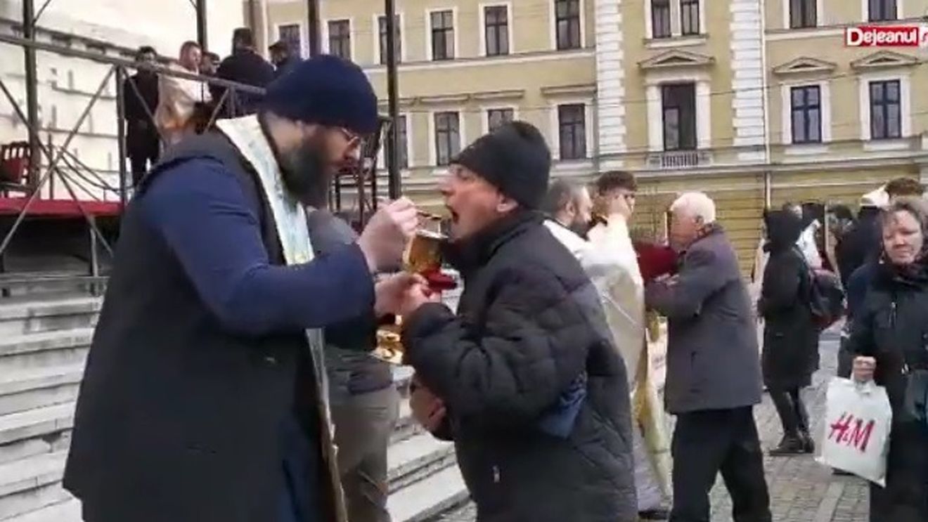BOR: Împărtășirea credincioșilor, dintr-un singur potir sfințit și cu o singură linguriță sfințită