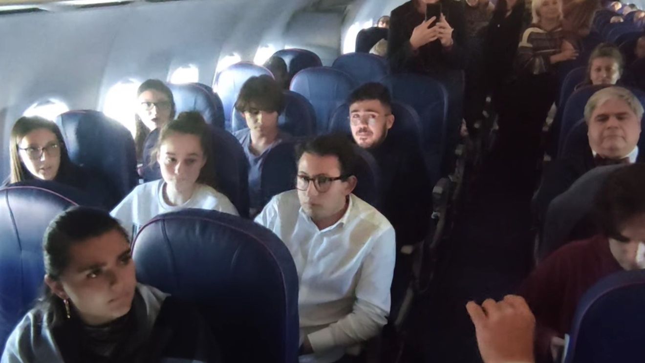 VIDEO Moment inedit pe un zbor spre Italia, din Cluj /  Elevii unui liceu italian au cântat o parte din Divina comedie a lui Dante