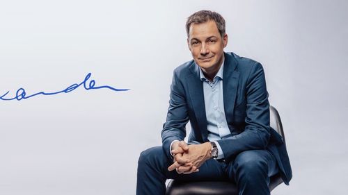 După 16 luni de criză, Belgia are o coaliţie majoritară şi un nou prim-ministru, un liberal flamand. Naţionaliştii neerlandezi au fost trimişi în opoziţie