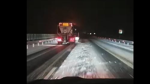 VIDEO Un autocar a intrat într-un utilaj de deszăpezire, pe autostrada A 7 Buzău – Focşani / Traficul este restricționat în zona localității Ploiești