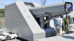 Nu mai e doar o armă de temut în universurile SF. Un railgun a fost montat pe nava militară japoneză JS Asuka / Sistemul poate contracara inclusiv rachete hipersonice
