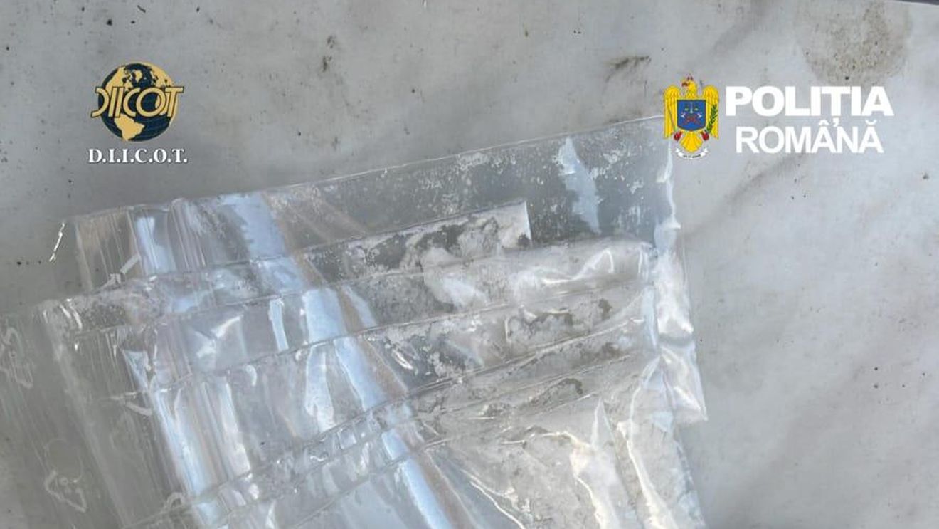 Doi tineri din Sibiu, reţinuţi de DIICOT după ce ar fi vândut droguri de mare risc de la fereastra casei