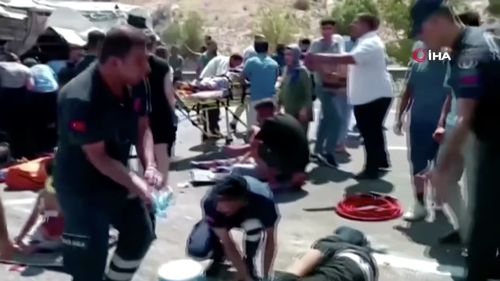 VIDEO Cel puțin 34 de morți și 60 de răniți, în urma celor două grave accidente rutiere, survenite la un interval de câteva ore, în sud-estul Turciei