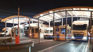 Cantităţi mari de gunoaie au rămas la frontieră în urma traficului intens de sărbători / ”La ultima acţiune de curăţenie la Nădlac I, (...) am apelat şi la ajutorul elevilor şi am adunat nu mai puţin de 78 de saci”
