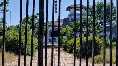 FOTO Palatul Reginei Maria din Mamaia, la 2 ani după ce a revenit la stat: O parte din acoperiș și din interior s-au prăbușit, bucăți din zid au dispărut/ Nicio reacție la Cultură, deși ministra Turcan spunea că reabilitarea este ”o prioritate” a mandatului