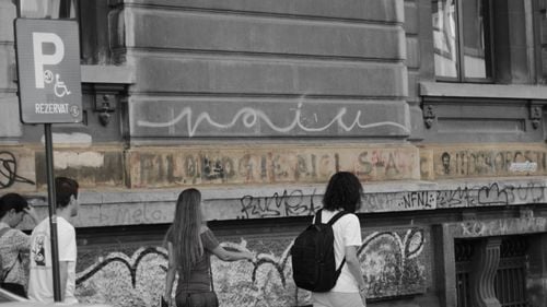 Mesajele de la Revoluție, încă prezente pe clădirea Universității din București, în pericol de a fi pierdute în urma renovării clădirii / Mai multe organizații ale revoluționarilor, asociații și muzee au lansat o petiție pentru a cere păstrarea acestora