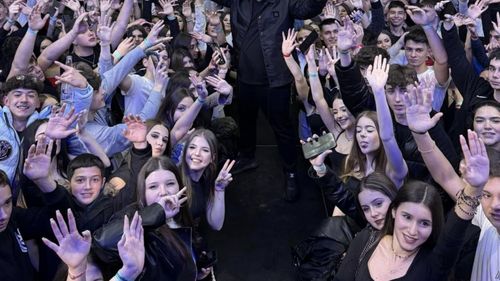 VIDEO Sute de liceeni din Sibiu au cântat şi l-au ovaţionat pe Tzancă Uraganu la un bal / Ce spun şeful ISJ şi directorul unuia dintre liceele participante