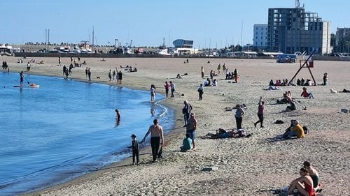 Scăderea accentuată a numărului de turiști în România a lăsat șezlongurile goale la Mamaia / Dispariția voucherelor date bugetarilor a golit unele hoteluri