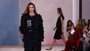 Carolina Herrera toamnă-iarnă 2026-2027 la New York Fashion Week: de ce mizează brandul pe disciplină într-un sezon al excesului?