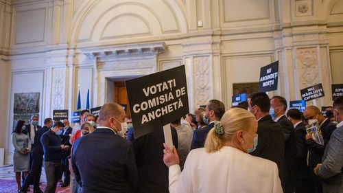 Parlamentul a respins înfiinţarea unei comisii de anchetă privind pandemia, care era cerută de PSD și AUR  după declarațiile fostului ministru, Vlad Voiculescu, privind raportarea numărului de infectări și de decese 