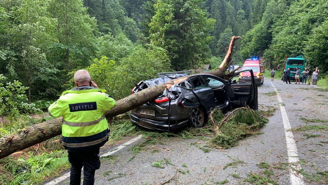 Cod galben de averse şi vijelii vineri după-amiaza în zone din Transilvania şi Oltenia