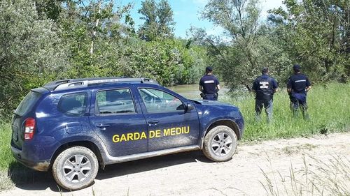 Garda de Mediu, controale pe fluviul Dunărea cu amenzi în valoare de peste 350.000 de lei şi avertismente / Sesizare penală pentru îngroparea deşeurilor pe malul stâng al fluviului