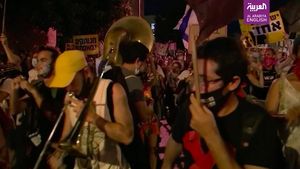 Mii de israelieni s-au adunat în stradă pentru a manifesta împotriva premierului Benjamin Netanyahu, acuzat de corupţie şi de proastă gestionare a pandemiei noului coronavirus