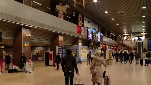 Averea descoperită în bagajul de cală al unui bărbat, în Aeroportul Henri Coandă. Românul se întorcea din Spania. FOTO