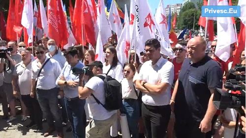 Protest în Chișinău la chemarea lui Dodon, nemulțumit de decizia instanței de a reduce secțiile de vot din Transnistria / Deputat PSRM: Astăzi am venit cu steaguri, mâine vom veni cu furci