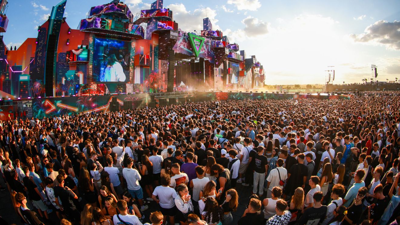 VIDEO/FOTO Ziua 1 Beach, Please! 2025/ Spectatorii, impresionați de scena grandioasă, artiștii de top și atmosfera electrizantă