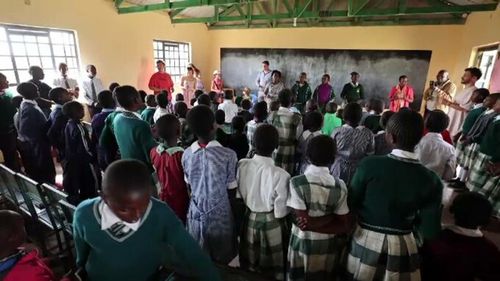 Tinerii români sunt tot mai interesați de voluntariat în țări exotice. Trebuie doar să-și plătească avionul