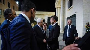 Emmanuel Macron a fost primit la Ramallah de Mahmoud Abbas/ Președintele francez a postat pe Twitter în limba arabă condoleanțe pentru israelienii și palestinienii omorâți de la atacul Hamas