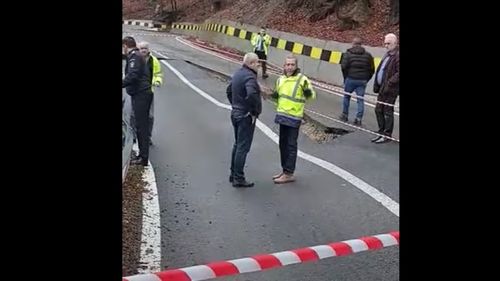 Alunecări de teren în Vâlcea din cauza precipitațiilor abundente / S-a surpat o parte din drumul de acces către Mânăstirea Frăsinei